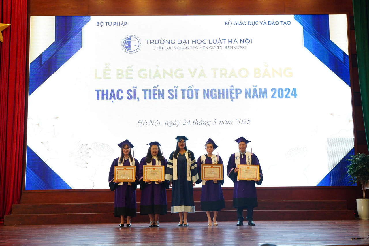 Trường Đại học Luật Hà Nội trao bằng thạc sĩ, tiến sĩ năm 2024
