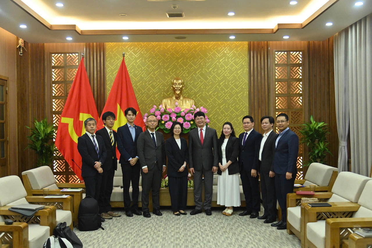 Đẩy mạnh việc xây dựng đội ngũ cán bộ, chuyên gia về pháp luật và tư pháp