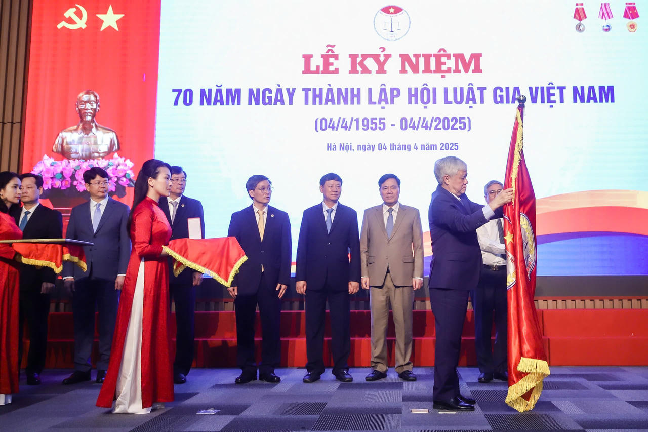 Hội Luật gia Việt Nam đón nhận Huân chương Lao động hạng Nhất của Chủ tịch nước