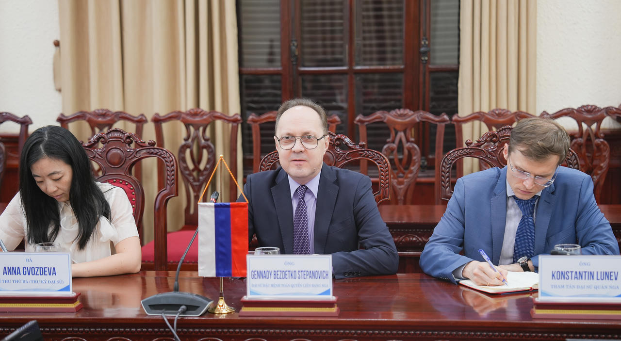 Bộ Tư pháp trao tặng Kỷ niệm chương “Vì sự nghiệp tư pháp” cho Đại sứ đặc mệnh toàn quyền Liên bang Nga tại Việt Nam