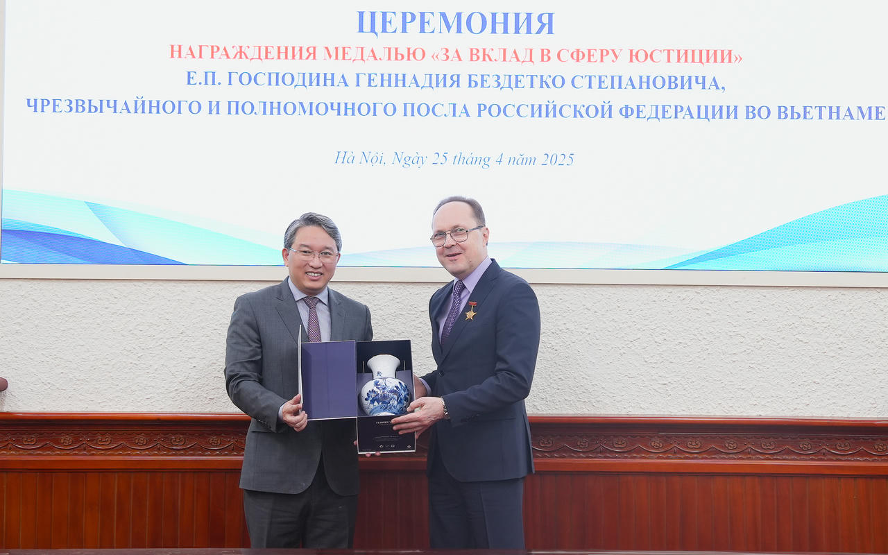 Bộ Tư pháp trao tặng Kỷ niệm chương “Vì sự nghiệp tư pháp” cho Đại sứ đặc mệnh toàn quyền Liên bang Nga tại Việt Nam