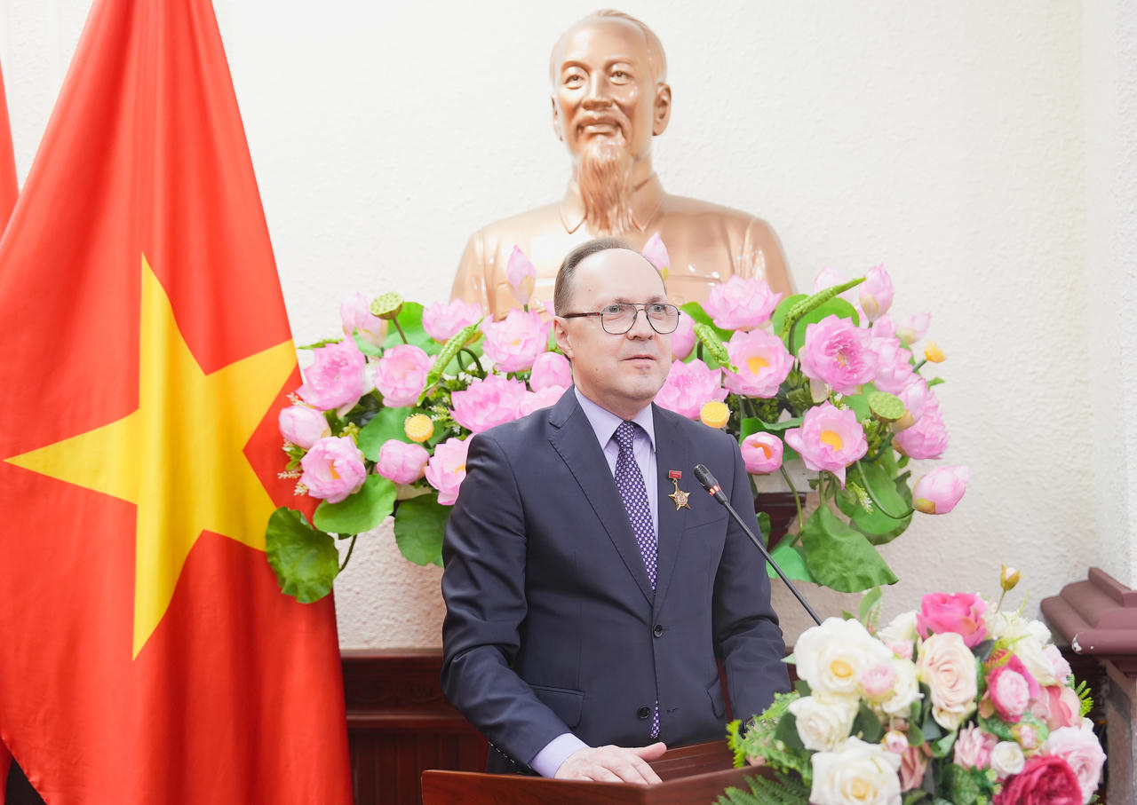 Bộ Tư pháp trao tặng Kỷ niệm chương “Vì sự nghiệp tư pháp” cho Đại sứ đặc mệnh toàn quyền Liên bang Nga tại Việt Nam