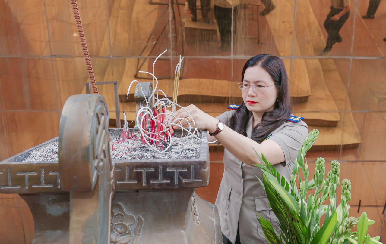 Thi hành án dân sự Vĩnh Phúc: Dâng hương tưởng niệm – Báo công dâng Bác