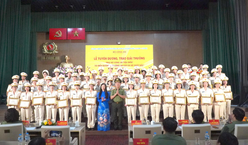 Tuyên dương “Phụ nữ Công an tiêu biểu” và “Nữ Công an cơ sở xuất sắc” năm 2024