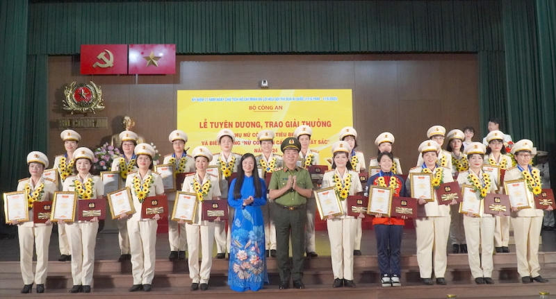 Tuyên dương “Phụ nữ Công an tiêu biểu” và “Nữ Công an cơ sở xuất sắc” năm 2024