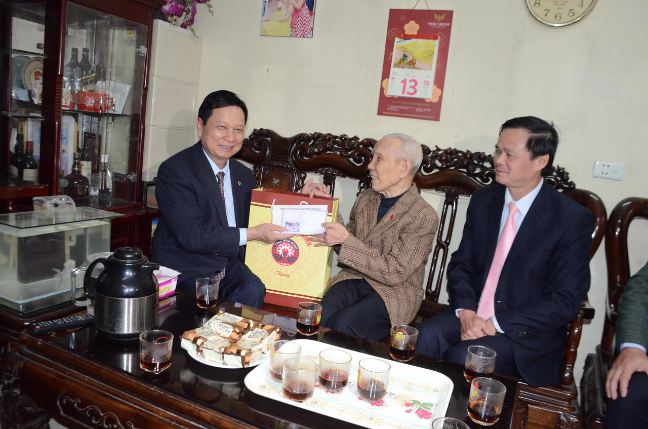 Bí thư Tỉnh ủy Hòa Bình thăm, chúc Tết nhân dân huyện Kim Bôi và thành phố Hòa Bình