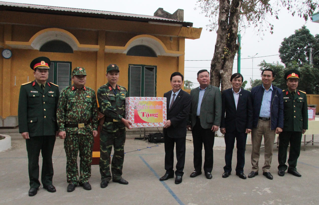 Bí thư Tỉnh ủy Hòa Bình thăm, chúc Tết nhân dân huyện Kim Bôi và thành phố Hòa Bình