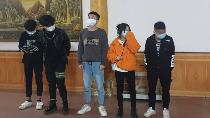 Tạm giữ tài xế chở người vượt biên trái phép