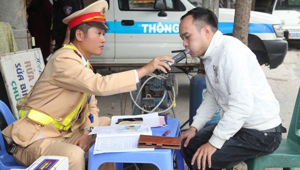 Xử lý gần 250 trường hợp vi phạm an toàn giao thông ngay ngày đầu ra quân