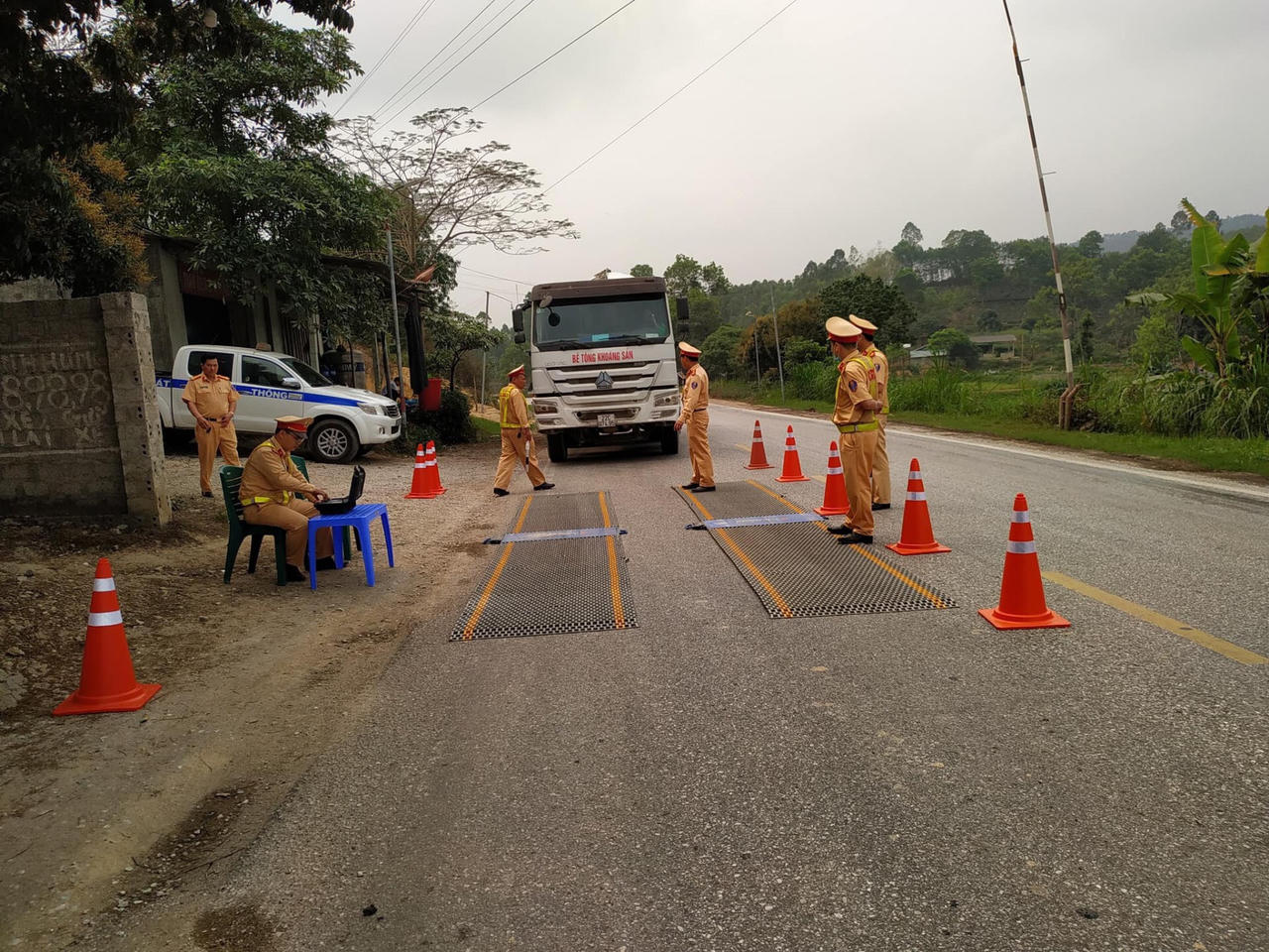 Ra quân xử lý xe cơi nới, quá tải trọng