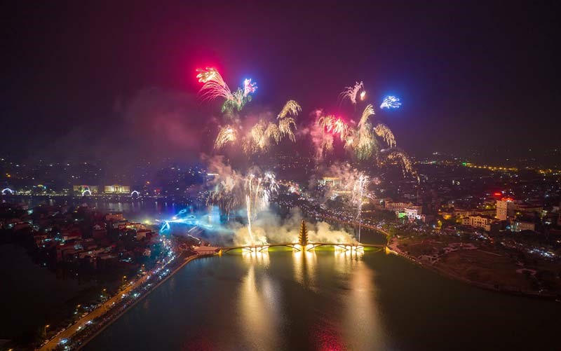 Bắn pháo hoa tầm cao nhân dịp Giỗ Tổ Hùng Vương