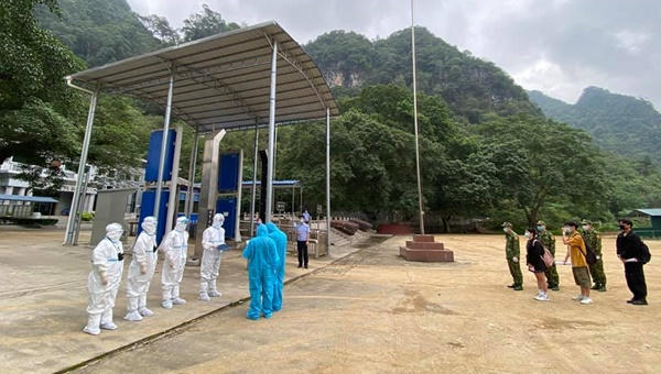 Trao trả 03 công dân nhập cảnh trái phép cho Công an Trung Quốc