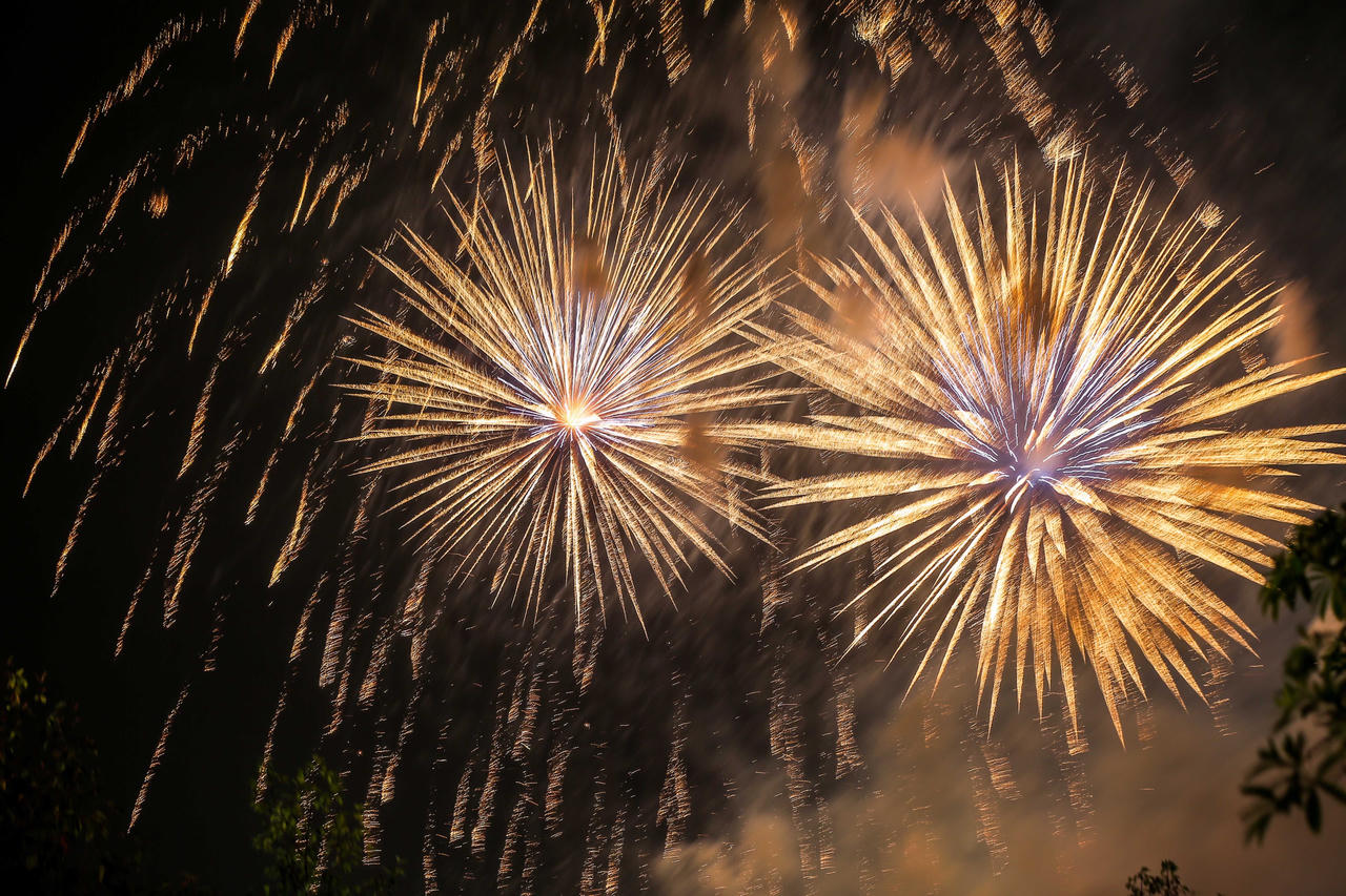 Pháo tung hoa rực rỡ chào mừng ngày Giỗ Tổ