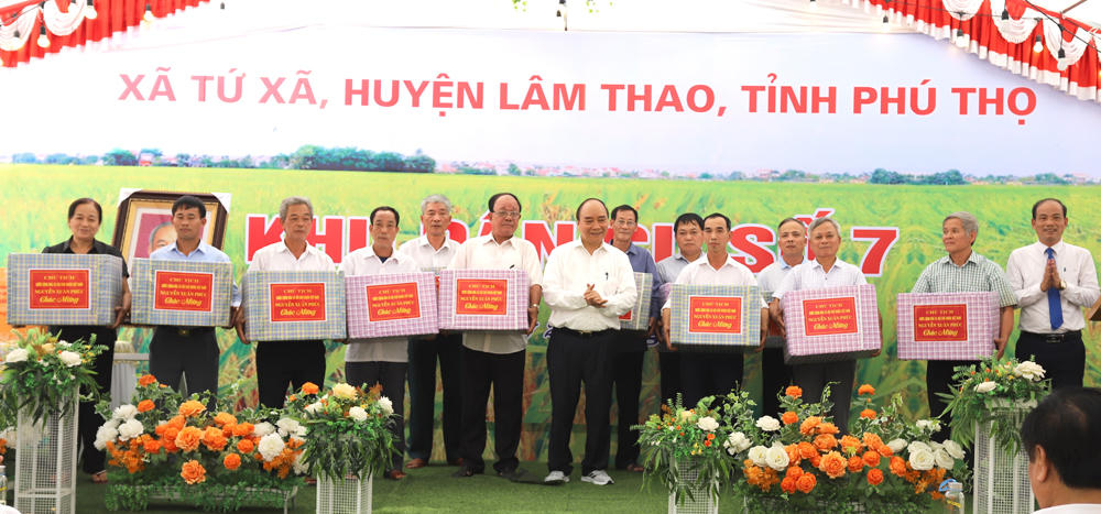 Chủ tịch nước Nguyễn Xuân Phúc thăm mô hình xây dựng nông thôn mới tại Phú Thọ