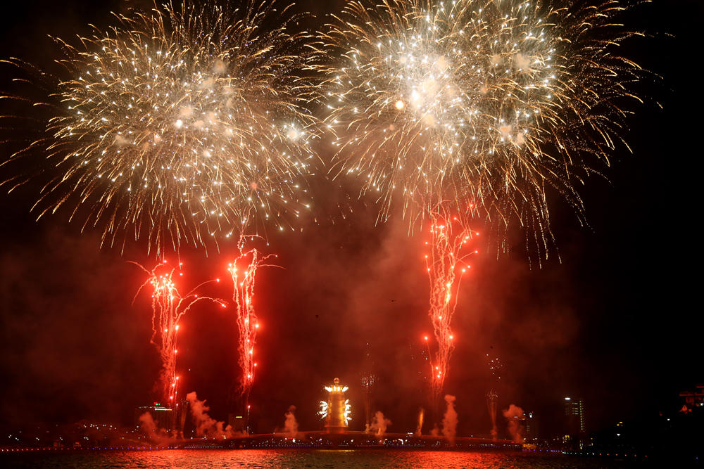 Pháo tung hoa rực rỡ chào mừng ngày Giỗ Tổ