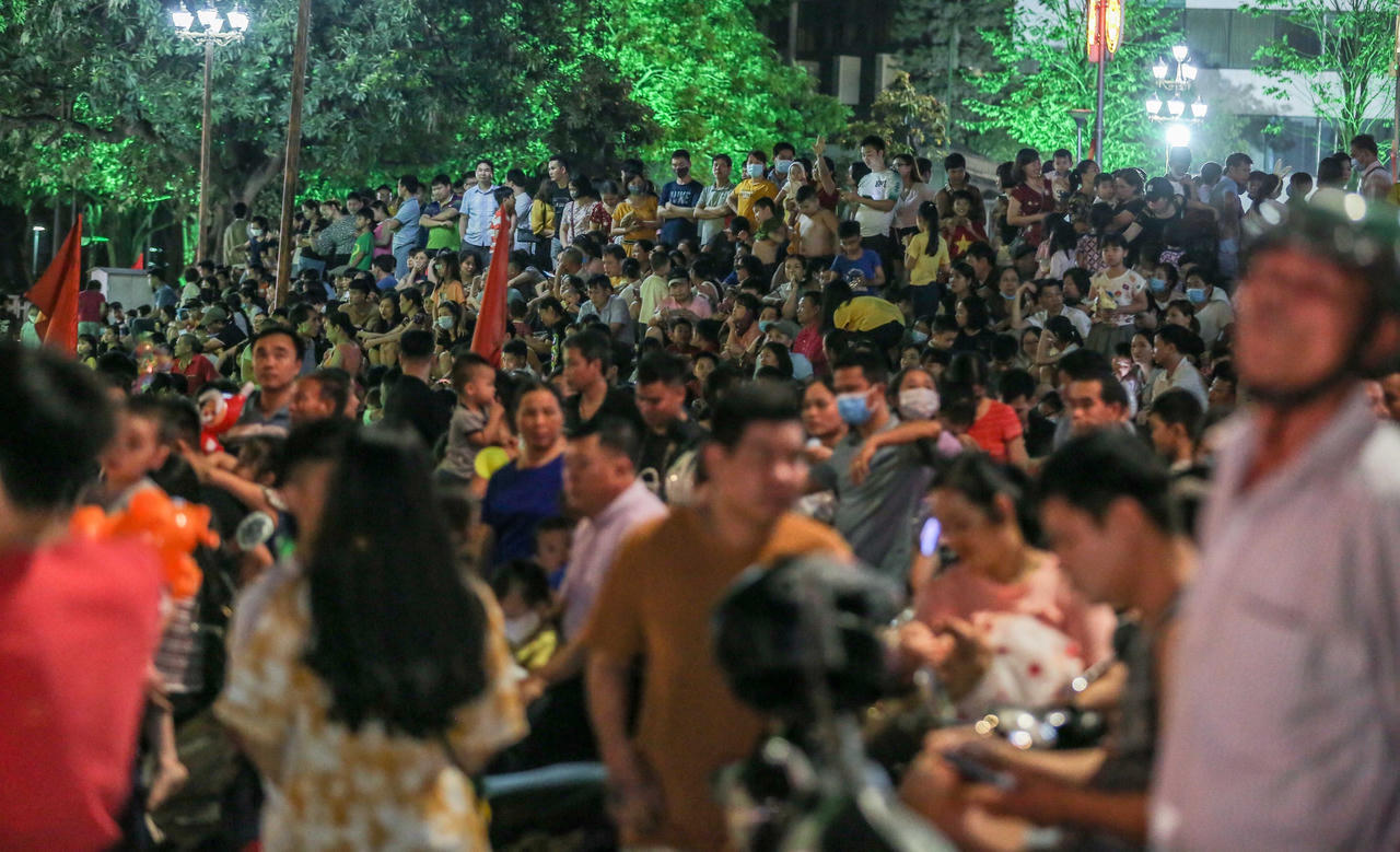 Pháo tung hoa rực rỡ chào mừng ngày Giỗ Tổ