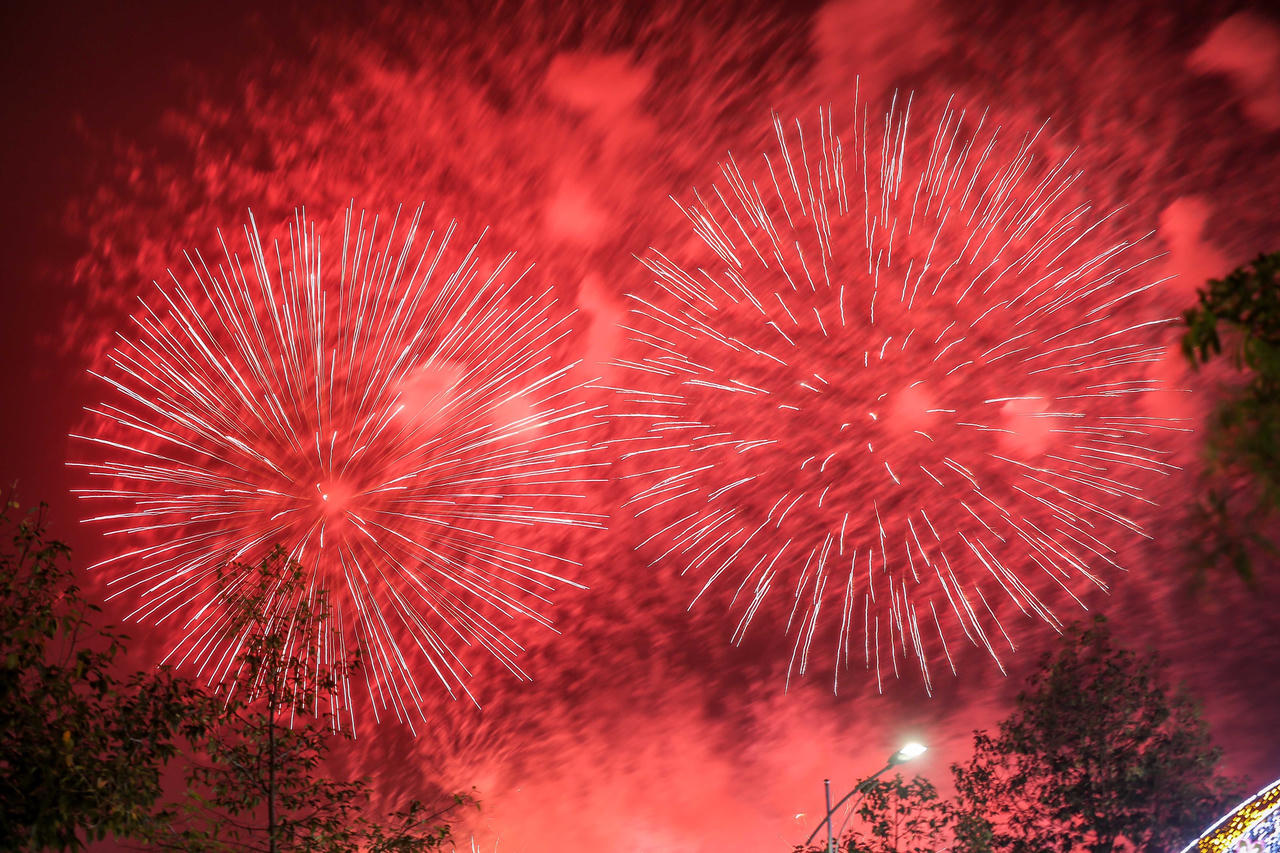 Pháo tung hoa rực rỡ chào mừng ngày Giỗ Tổ