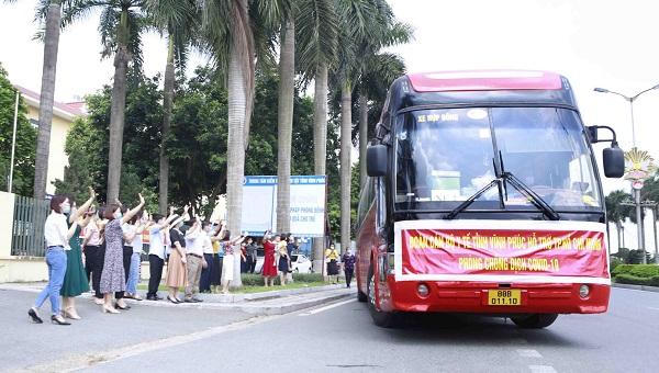 Đoàn cán bộ, nhân viên y tế Thái Nguyên, Vĩnh Phúc lên đường chi viện TP HCM chống dịch