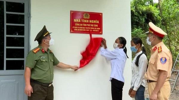 Công an tỉnh Phú Thọ trao nhà tình nghĩa nhân kỷ niệm 76 năm ngày truyền thống