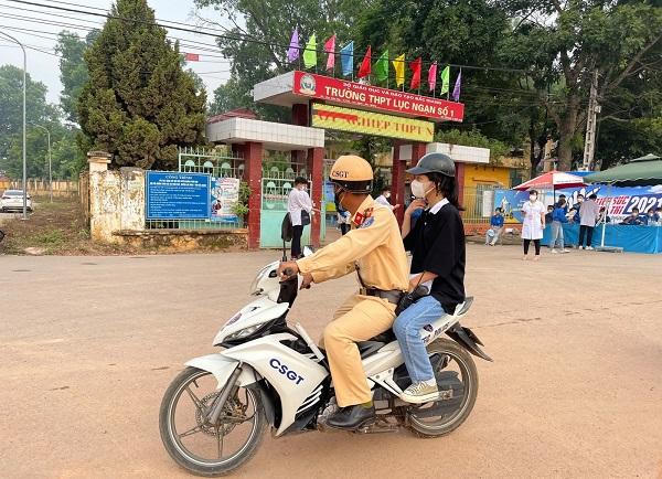 Cảnh sát Giao thông Bắc Giang "lăn lộn vì nhân dân" trên tuyến đầu chống dịch