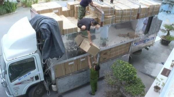 Thuê xe 'luồng xanh' để vận chuyển hàng nghìn thiết bị y tế không rõ nguồn gốc