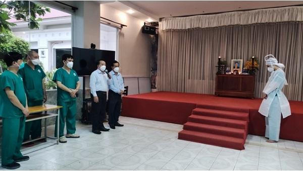 Cán bộ y tế lập bàn thờ vọng, tiễn biệt cha tại nơi xa