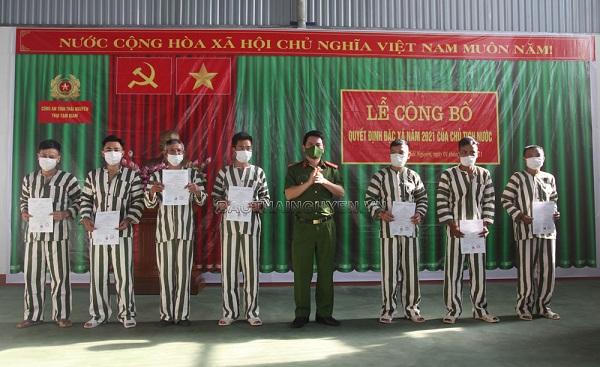 Trao Giấy chứng nhận đặc xá cho 68 phạm nhân tại Trại giam Phú Sơn 4