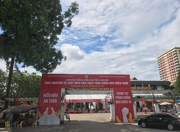 “Thái Nguyên sẻ giọt máu đào - Trao tặng đồng bào miền Nam”