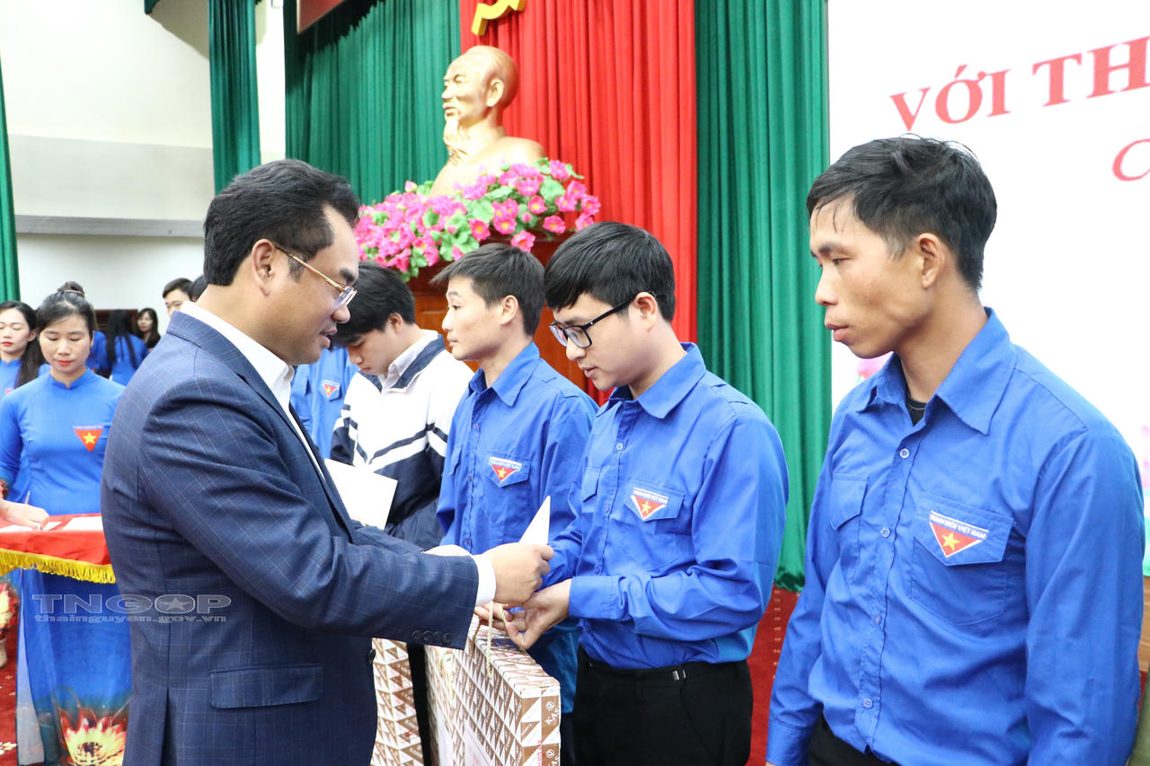 Chủ tịch UBND tỉnh Thái Nguyên đối thoại với thanh niên