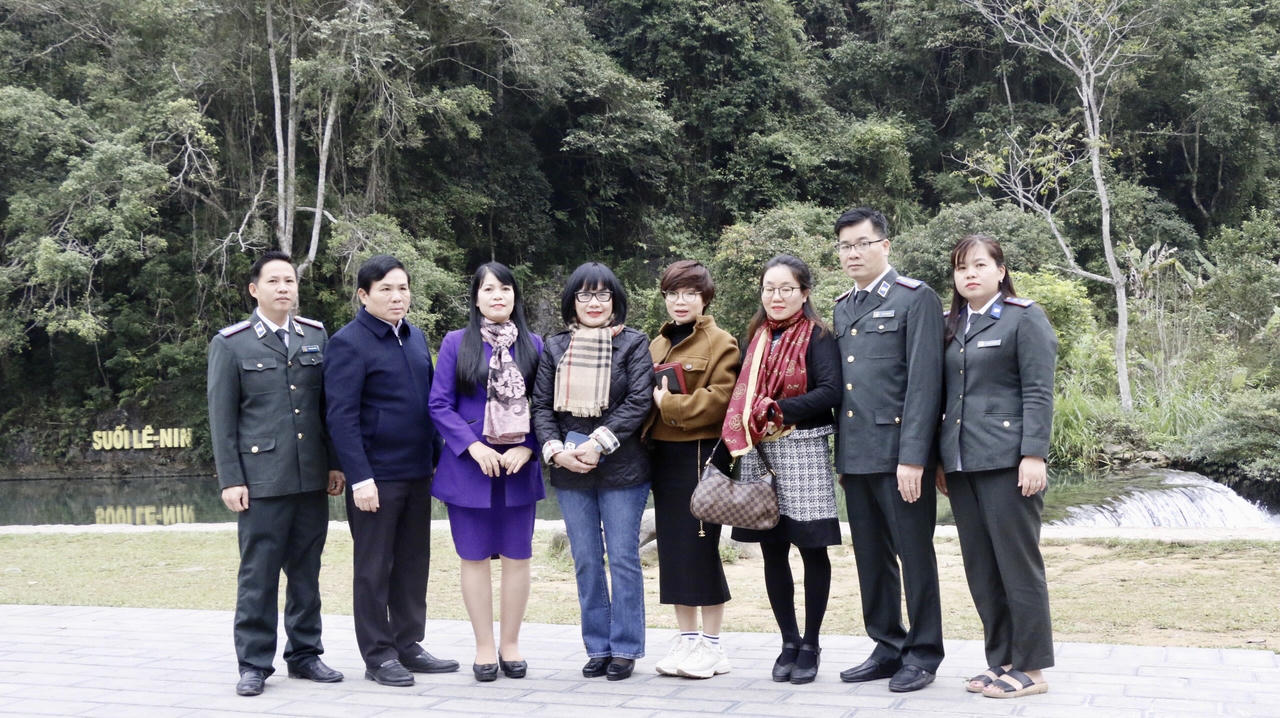 Thứ trưởng Đặng Hoàng Oanh dâng hương tại Đền thờ Chủ tịch Hồ Chí Minh ở xã Trường Hà