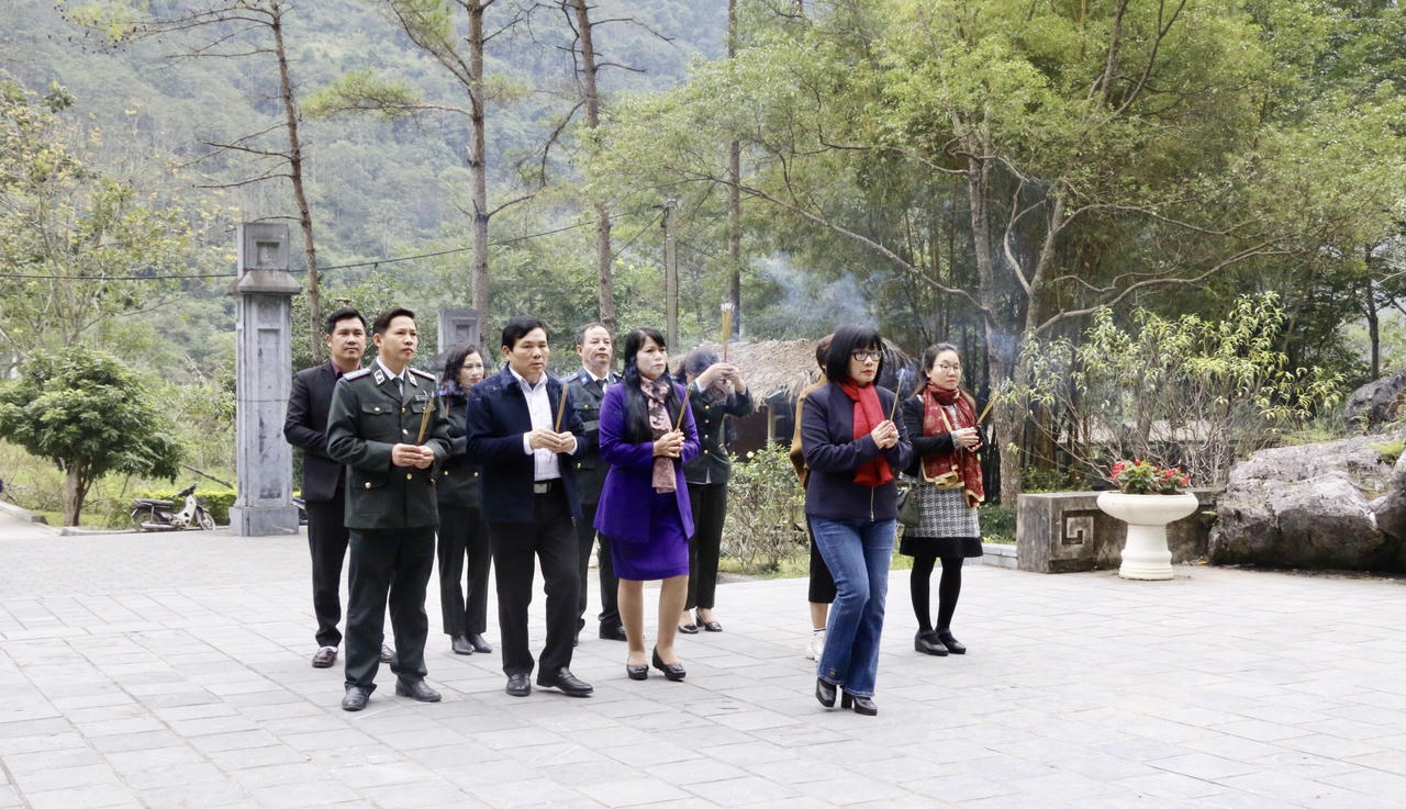 Thứ trưởng Đặng Hoàng Oanh dâng hương tại Đền thờ Chủ tịch Hồ Chí Minh ở xã Trường Hà