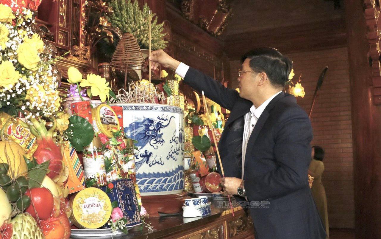 Dâng hương tưởng niệm các Anh hùng liệt sĩ tại Lưu Xá (Thái Nguyên)