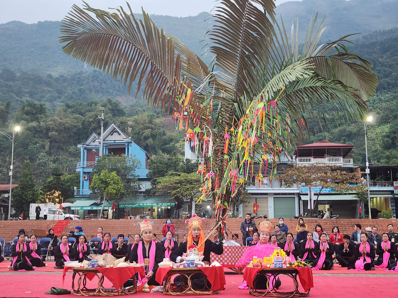 Về Mường Lay (Điện Biên) tham gia đua thuyền đuôi én