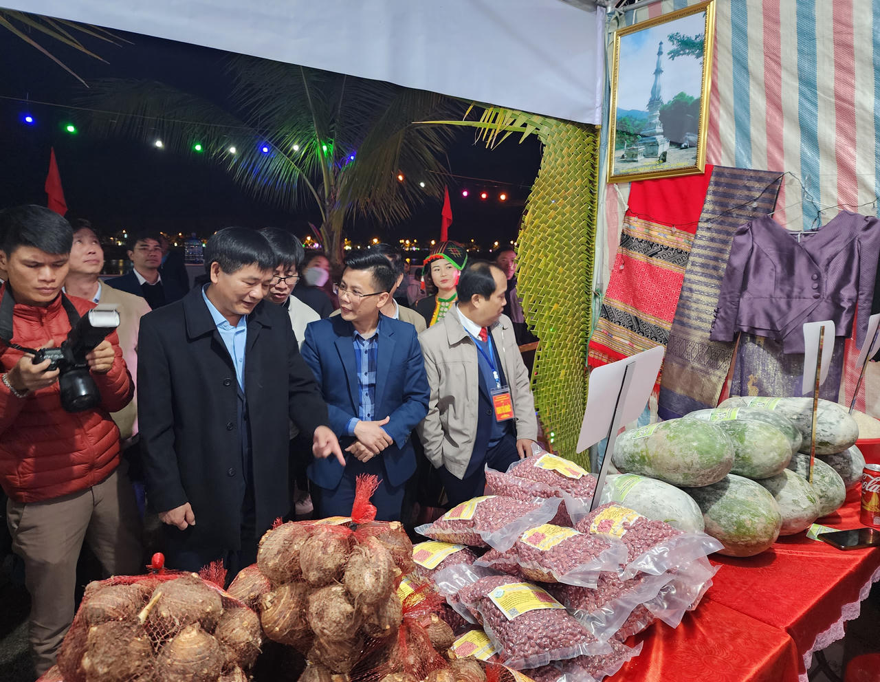 Về Mường Lay (Điện Biên) tham gia đua thuyền đuôi én