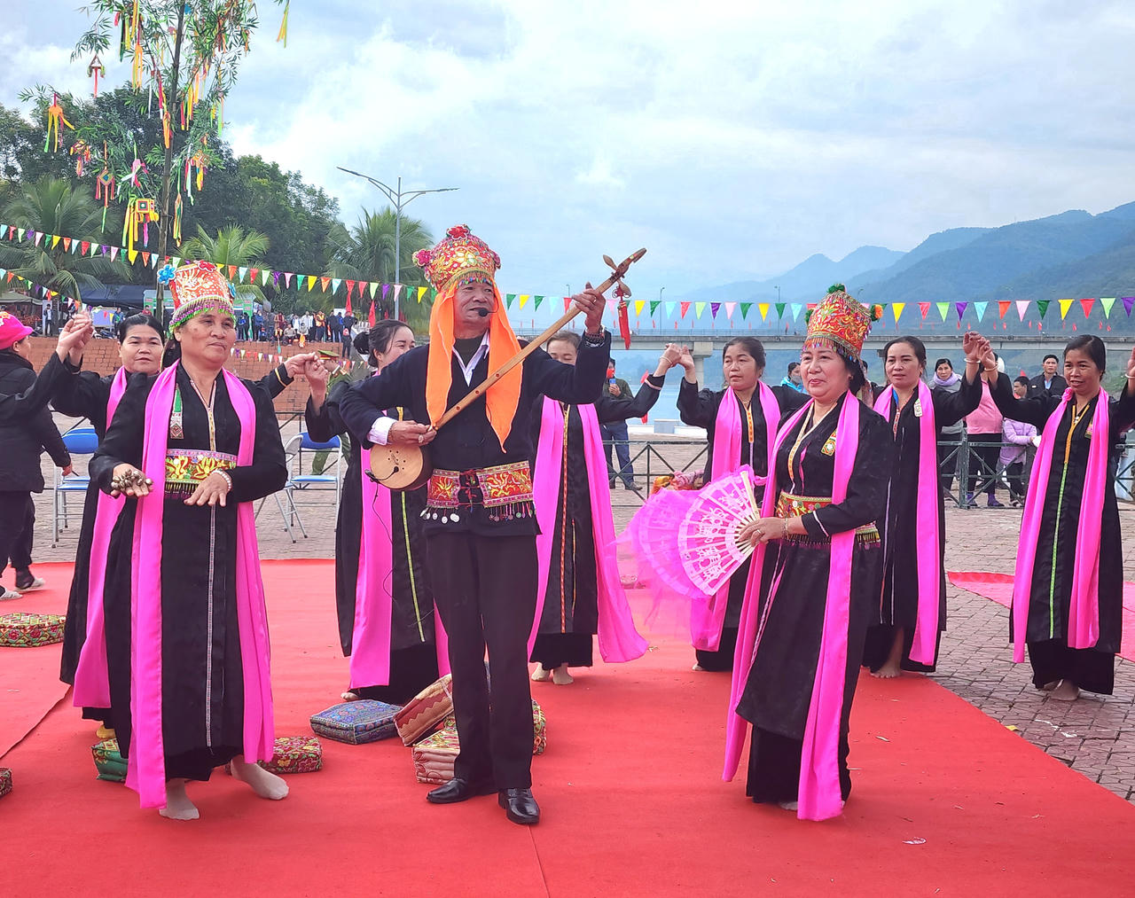 Về Mường Lay (Điện Biên) tham gia đua thuyền đuôi én