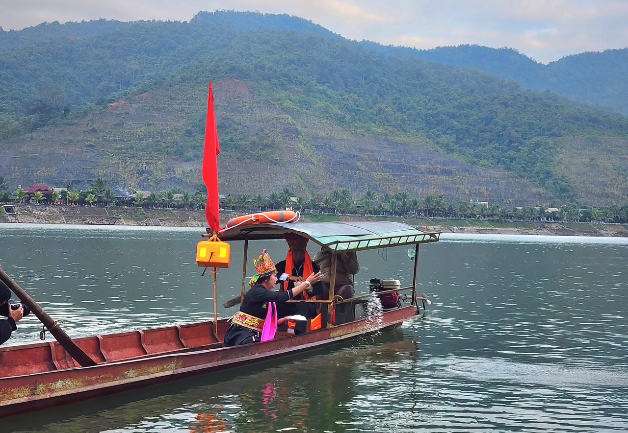 Về Mường Lay (Điện Biên) tham gia đua thuyền đuôi én