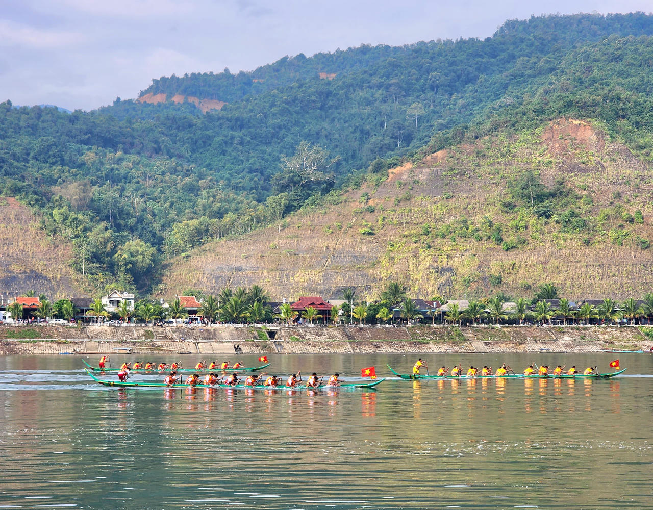 Về Mường Lay (Điện Biên) tham gia đua thuyền đuôi én