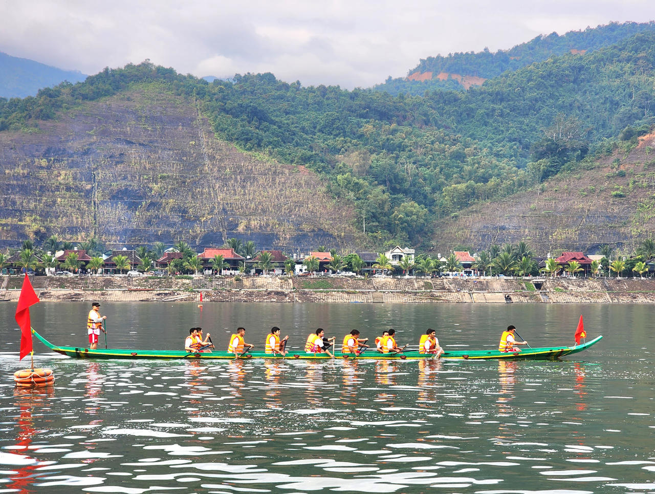 Về Mường Lay (Điện Biên) tham gia đua thuyền đuôi én