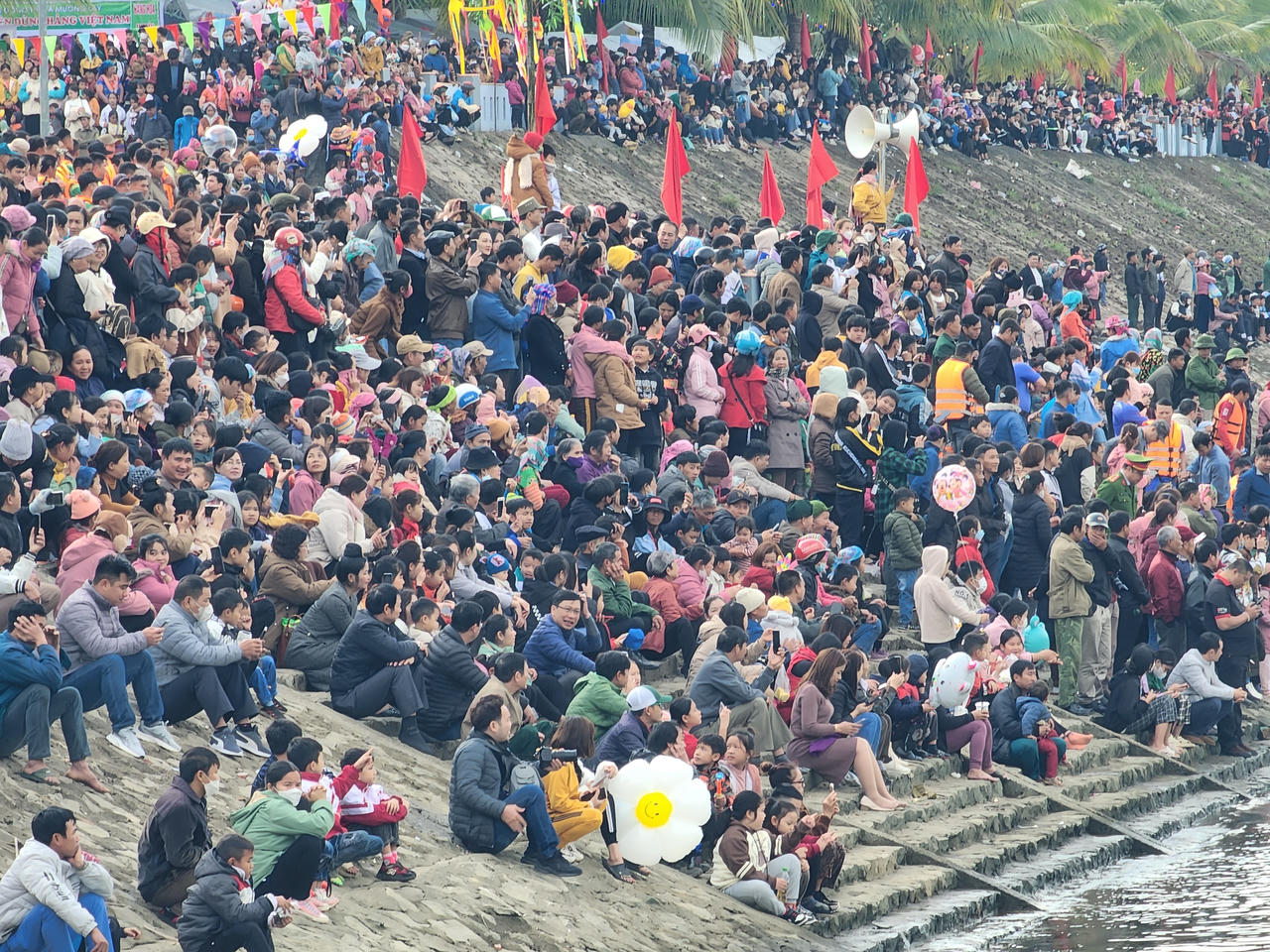 Về Mường Lay (Điện Biên) tham gia đua thuyền đuôi én