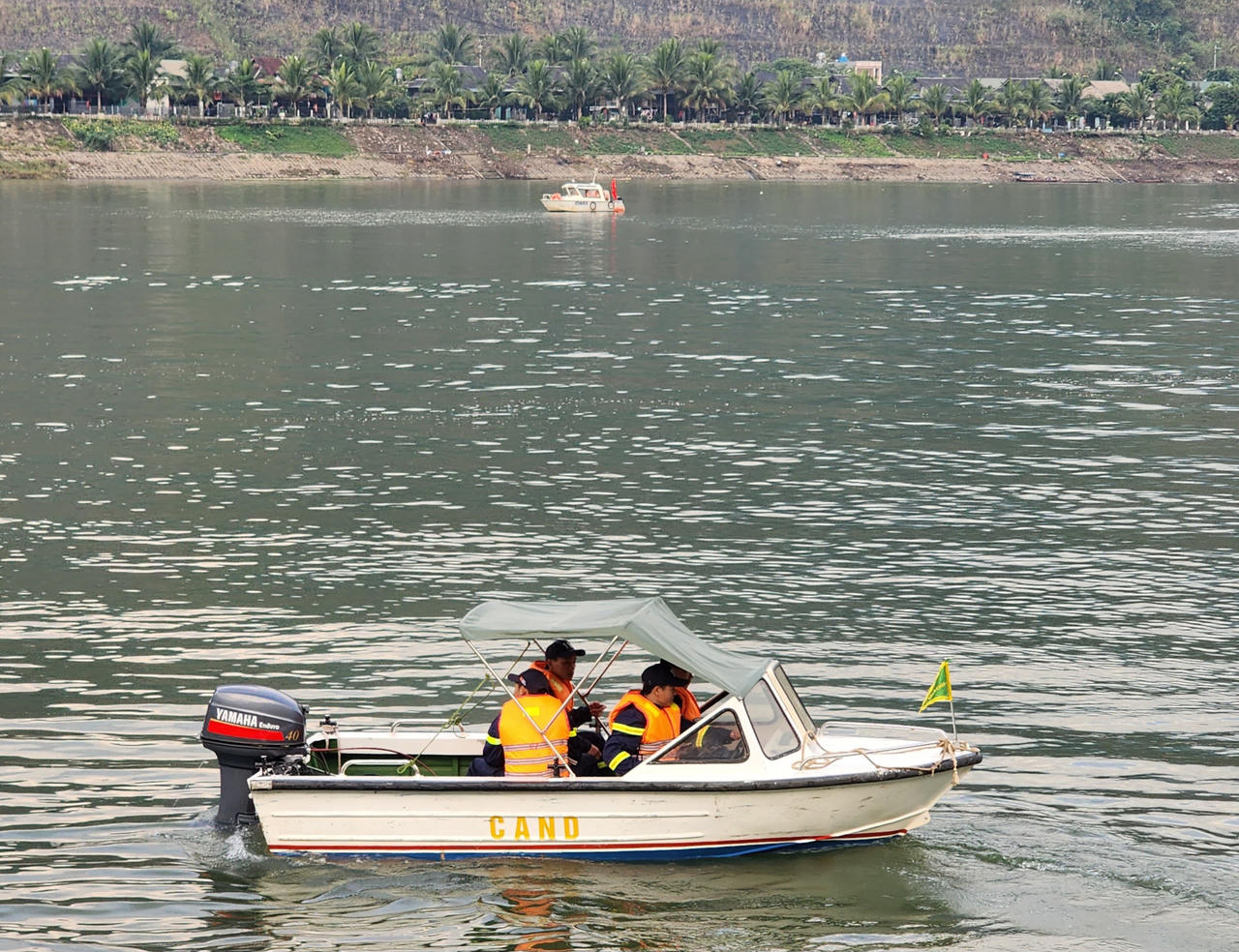 Về Mường Lay (Điện Biên) tham gia đua thuyền đuôi én