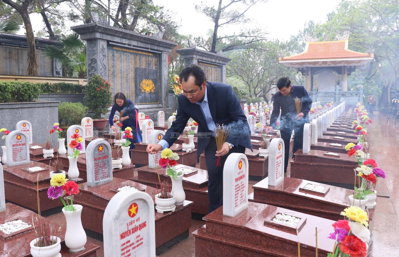 Đoàn đại biểu tỉnh Thái Nguyên viếng thăm Nghĩa trang Liệt sĩ Quốc gia Trường Sơn và Thành cổ Quảng Trị