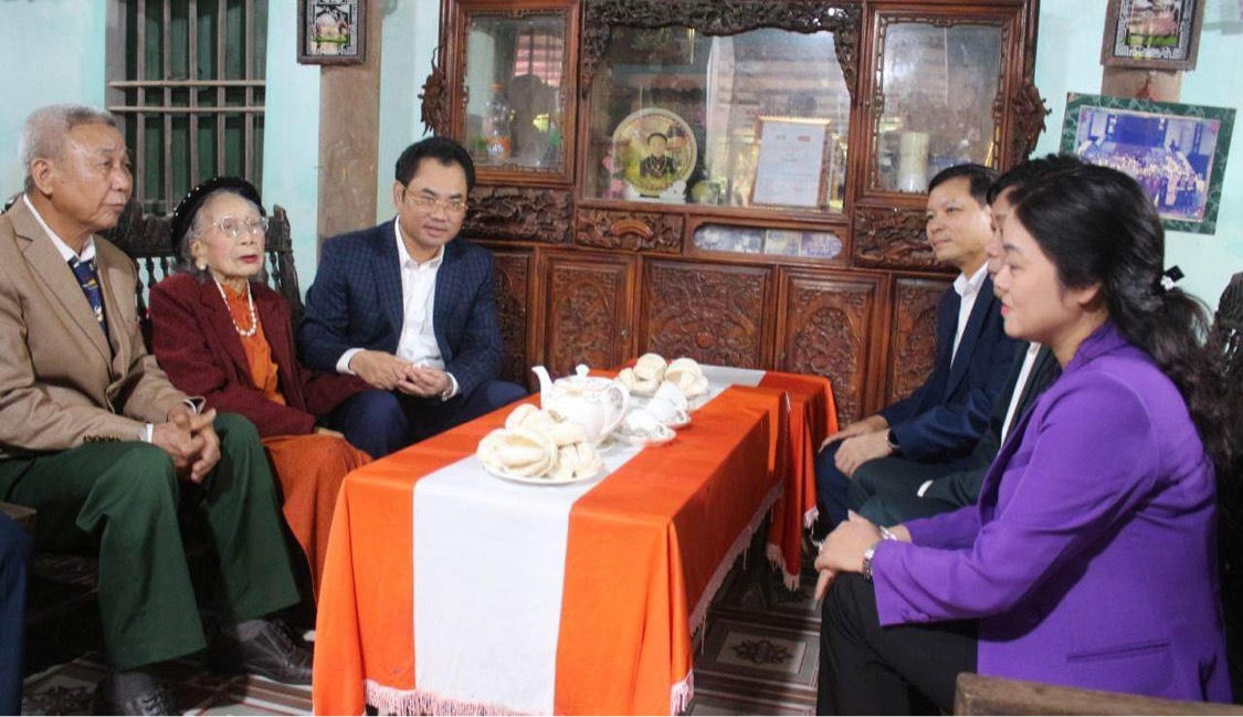 Chủ tịch UBND tỉnh Thái Nguyên thăm, tặng quà tại xã Tân Hoà, huyện Phú Bình