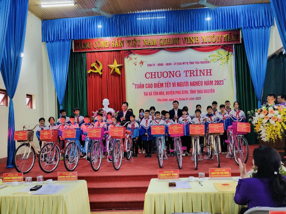 Chủ tịch UBND tỉnh Thái Nguyên thăm, tặng quà tại xã Tân Hoà, huyện Phú Bình