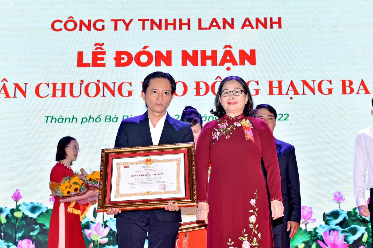 Đi lên từ nghèo khó, nữ doanh nhân quyết tâm xây nhà thu nhập thấp cho người nghèo