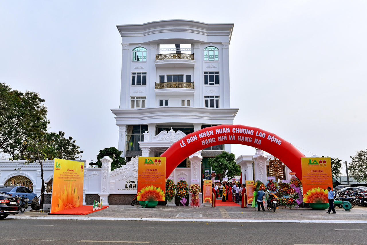 Đi lên từ nghèo khó, nữ doanh nhân quyết tâm xây nhà thu nhập thấp cho người nghèo