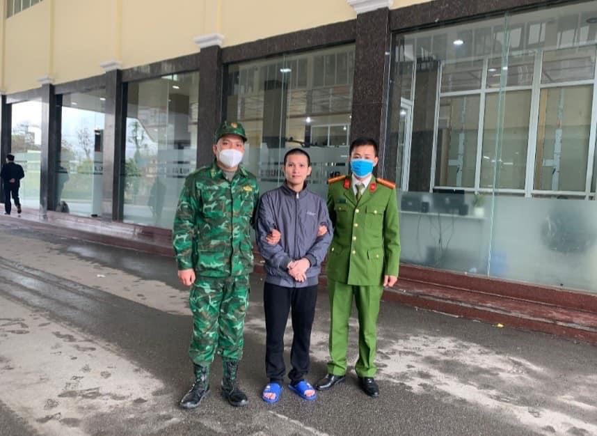 Tiếp nhận công dân, biên phòng Cửa khẩu quốc tế Tà Lùng bắt giữ 2 đối tượng có lệnh truy nã