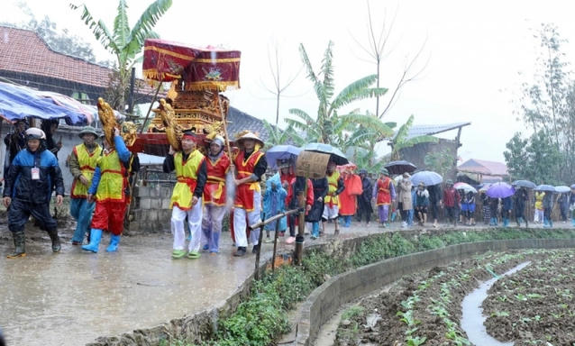  Hơn 4000 nghìn du khách đội mưa xem rước sinh thực khí tại Lễ hội Ná Nhèm