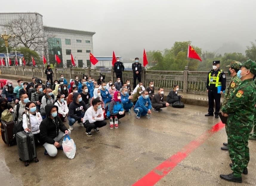 Tiếp nhận công dân, biên phòng Cửa khẩu quốc tế Tà Lùng bắt giữ 2 đối tượng có lệnh truy nã