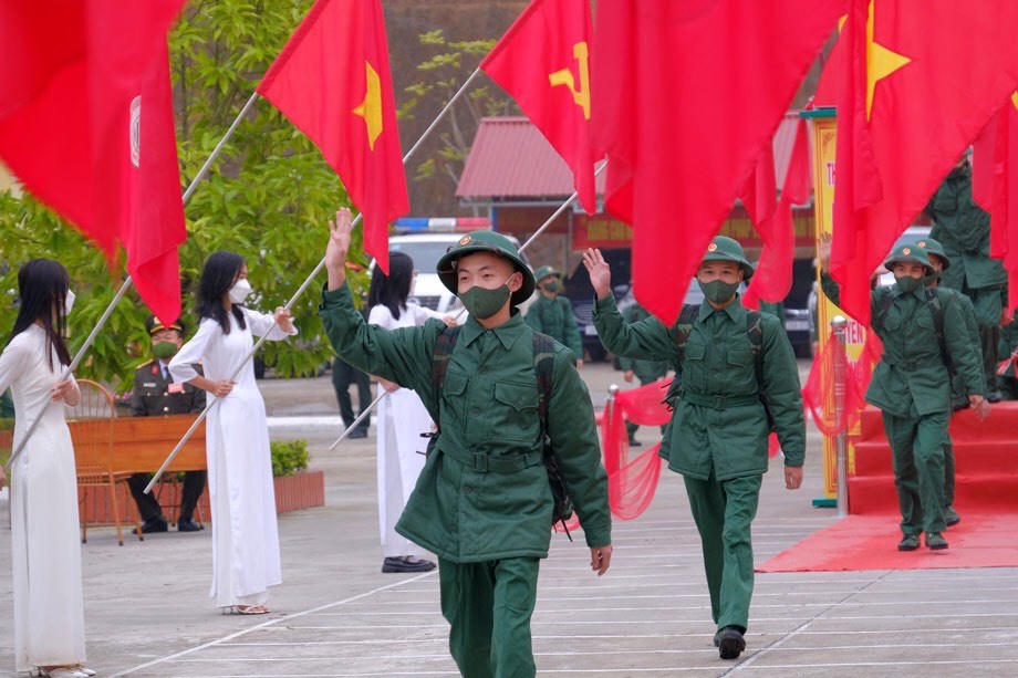 Tân binh rộn ràng lên đường nhập ngũ