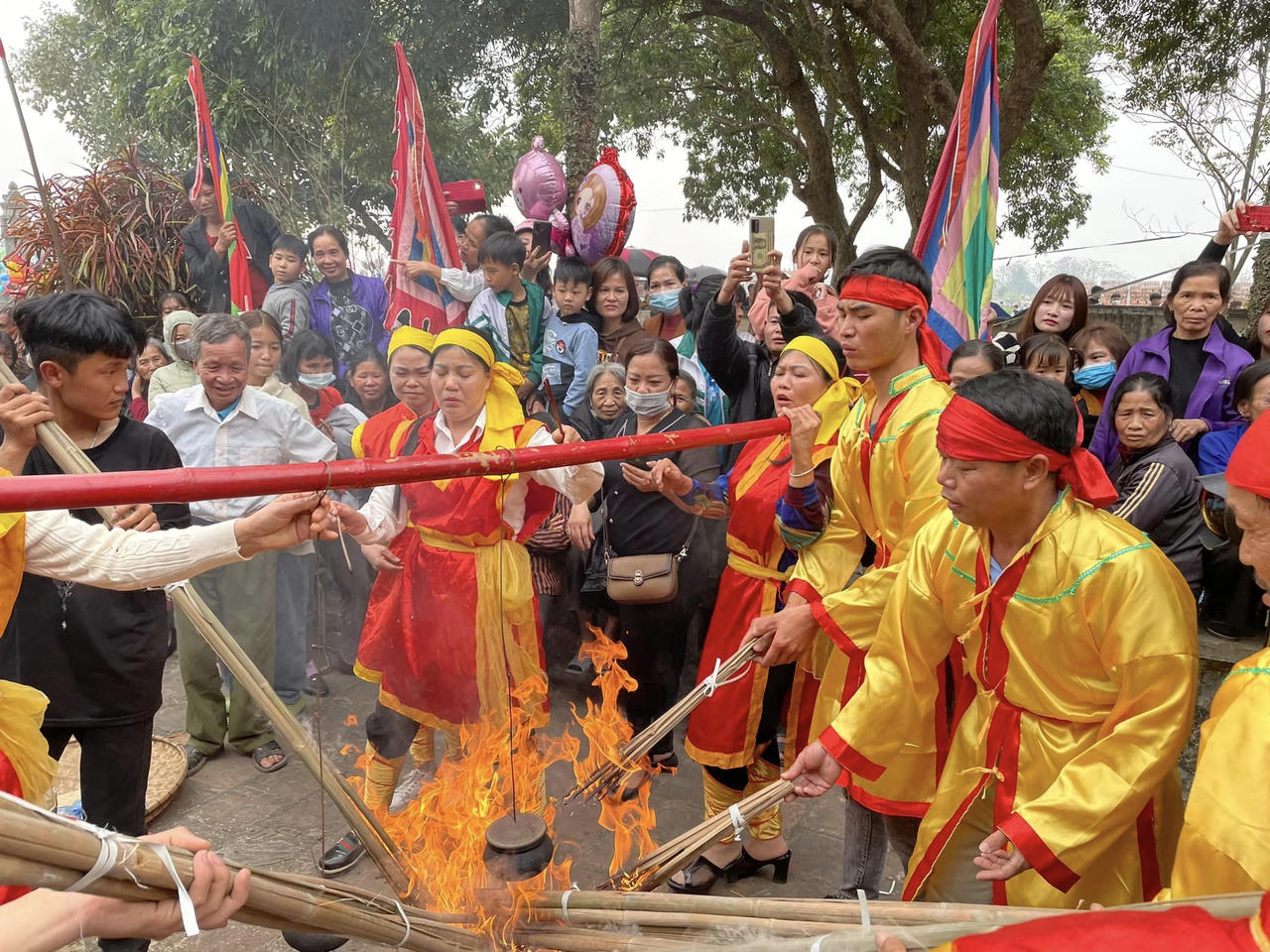 Rộn ràng lễ hội Vua Hùng dạy dân cấy lúa